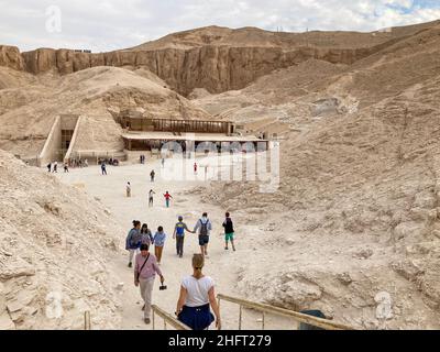 Les gens qui marchent autour des tombeaux dans la vallée des Rois près de Louxor, en Égypte. Banque D'Images