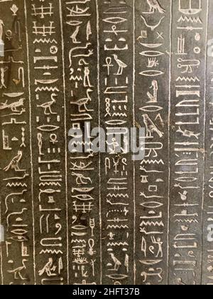 Dessins et hiéroglyphes à la surface d'un sarcophage funéraire exposés au Musée des antiquités égyptiennes du Caire. Banque D'Images