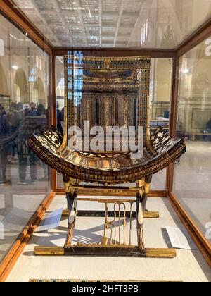 Chaise pliante dorée utilisée par le Pharaon Toutankhamon, installée dans le Musée des antiquités égyptiennes du Caire. Banque D'Images