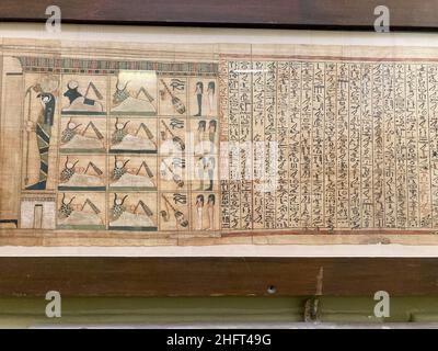 Ancien papyri égyptien, installé dans le Musée des antiquités égyptiennes du Caire. Banque D'Images