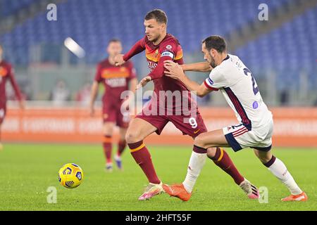 Fabio Rossi/AS Roma/Lapresse 23/12/2020 Rome (Italie) Sport Soccer Roma-Cagliari Ligue italienne de football série A Tim 2020/2021 - Stade Olimpic dans le pic: Dzeko, Godin Banque D'Images