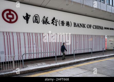 Hong Kong, Chine.17th janvier 2022.Un piéton passe devant la filiale de la Banque de Chine de la société bancaire commerciale publique chinoise à Hong Kong Credit: SOPA Images Limited/Alamy Live News Banque D'Images