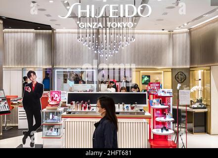 Hong Kong, Chine.17th janvier 2022.Les acheteurs se promène devant la société multinationale japonaise de soins personnels Shiseido magasin vu à Hong Kong.Crédit : SOPA Images Limited/Alamy Live News Banque D'Images