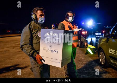 Lapresse - Claudio Furlan 25 décembre 2020 - Milan (Italie) Matteo Salvini livre des colis alimentaires aux familles dans le besoin avec les City Angels Banque D'Images