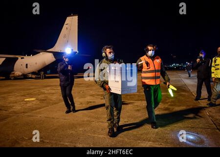 Lapresse - Claudio Furlan 25 décembre 2020 - Milan (Italie) Matteo Salvini livre des colis alimentaires aux familles dans le besoin avec les City Angels Banque D'Images