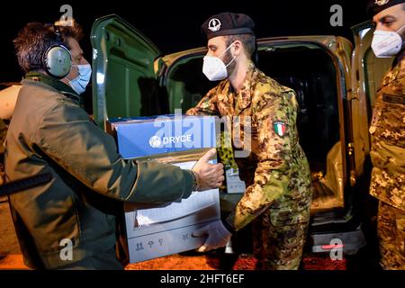 Lapresse - Claudio Furlan 25 décembre 2020 - Milan (Italie) Matteo Salvini livre des colis alimentaires aux familles dans le besoin avec les City Angels Banque D'Images