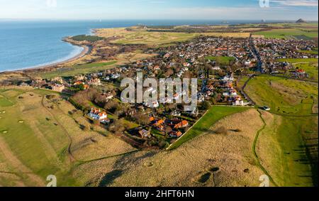 Vue aérienne depuis un drone du riche village de Gullane, East Lothian, Écosse, Royaume-Uni Banque D'Images