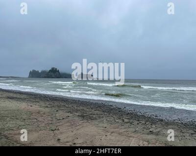 Rialto Beach est une plage publique située sur l'océan Pacifique dans l'État de Washington.Il est adjacent au terrain de camping Mora dans le parc national olympique près de t Banque D'Images