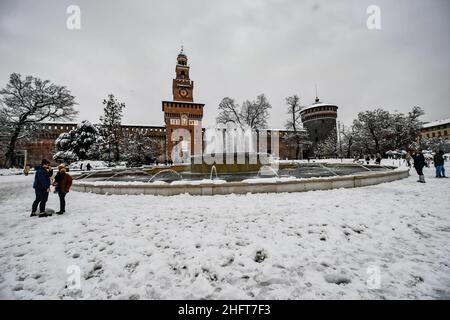 Lapresse - Claudio Furlan 28 décembre 2020 - Milan (Italie) neige à Milan dans la photo: Castello Sforzesco Banque D'Images