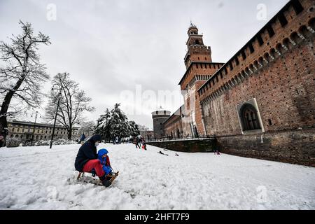 Lapresse - Claudio Furlan 28 décembre 2020 - Milan (Italie) neige à Milan dans la photo: Castello Sforzesco Banque D'Images