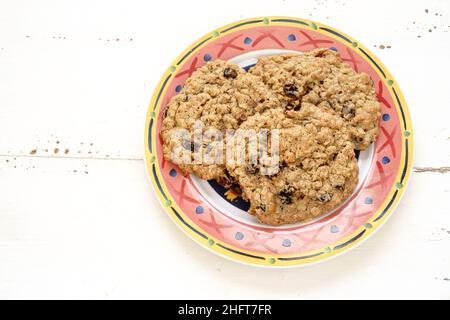 Délicieux petits gâteaux faits maison aux raisins secs de gruau. Banque D'Images