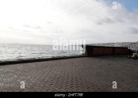 Foto Fabio Sasso/Lapresse 29/12/2020 Napoli - ItaliaCronacaNapoli, violenta mareggiata invade il lungomare: pesanti i danniNella foto: i danniPhoto Fabio Sasso/LaPresse29/12/2020 Naples - ItalyNaples, violente tempête de mer envahit le front de mer: Lourde damageDans la photo: Les dégâts Banque D'Images