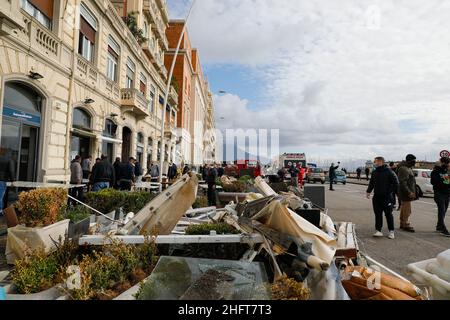 Foto Fabio Sasso/Lapresse 29/12/2020 Napoli - ItaliaCronacaNapoli, violenta mareggiata invade il lungomare: pesanti i danniNella foto: i danniPhoto Fabio Sasso/LaPresse29/12/2020 Naples - ItalyNaples, violente tempête de mer envahit le front de mer: Lourde damageDans la photo: Les dégâts Banque D'Images