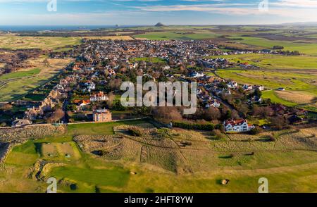 Vue aérienne depuis un drone du riche village de Gullane, East Lothian, Écosse, Royaume-Uni Banque D'Images