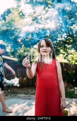 Jeune fille qui agite un spameuse le 4 juillet Banque D'Images