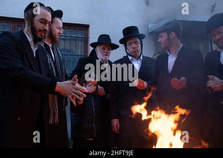 Lelov, Pologne.9th janvier 2022.Les Juifs ultra-orthodoxes (hassides) sont vus debout autour du feu devant la tombe de Tzadik David Biderman.chaque année, les Juifs ultra-orthodoxes viennent à Lelov (Pologne) pour visiter la tombe de tzadik David Biderman pour prier, danser et chanter pendant son anniversaire de mort.C'est la cérémonie traditionnelle des Juifs Hassid.(Credit image: © Wojciech Grabowski/SOPA Images via ZUMA Press Wire) Banque D'Images