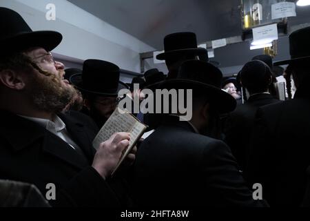 Lelov, Pologne.9th janvier 2022.Les Juifs ultra-orthodoxes (hassides) prient devant la tombe de Tzadik David Biderman.chaque année, les Juifs ultra-orthodoxes viennent à Lelov (Pologne) pour visiter la tombe de tzadik David Biderman pour prier, danser et chanter pendant son anniversaire de mort.C'est la cérémonie traditionnelle des Juifs Hassid.(Credit image: © Wojciech Grabowski/SOPA Images via ZUMA Press Wire) Banque D'Images