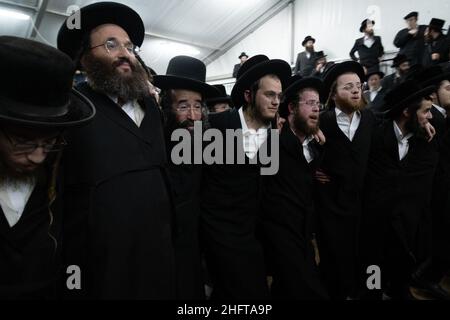 Lelov, Pologne.9th janvier 2022.Les Juifs ultra-orthodoxes (hassides) dansent dans une salle.chaque année, les Juifs ultra-orthodoxes viennent à Lelov (Pologne) pour visiter la tombe de tzadik David Biderman pour prier, danser et chanter pendant son anniversaire de mort.C'est la cérémonie traditionnelle des Juifs Hassid.(Credit image: © Wojciech Grabowski/SOPA Images via ZUMA Press Wire) Banque D'Images