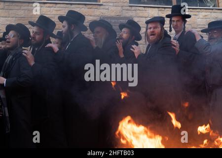 Lelov, Pologne.9th janvier 2022.Les Juifs ultra-orthodoxes (hassides) dansent autour du feu devant la tombe de Tzadik David Biderman.chaque année, les Juifs ultra-orthodoxes viennent à Lelov (Pologne) pour visiter la tombe de tzadik David Biderman pour prier, danser et chanter pendant son anniversaire de mort.C'est la cérémonie traditionnelle des Juifs Hassid.(Credit image: © Wojciech Grabowski/SOPA Images via ZUMA Press Wire) Banque D'Images