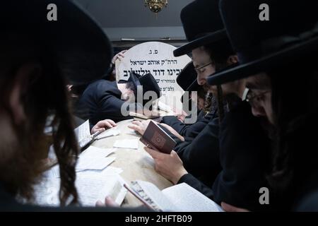 Lelov, Pologne.9th janvier 2022.Les Juifs ultra-orthodoxes (hassides) prient devant la tombe de Tzadik David Biderman.chaque année, les Juifs ultra-orthodoxes viennent à Lelov (Pologne) pour visiter la tombe de tzadik David Biderman pour prier, danser et chanter pendant son anniversaire de mort.C'est la cérémonie traditionnelle des Juifs Hassid.(Credit image: © Wojciech Grabowski/SOPA Images via ZUMA Press Wire) Banque D'Images