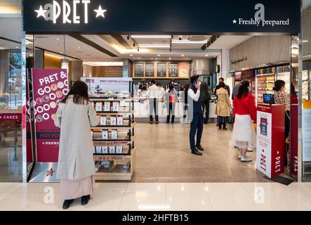 Hong Kong, Chine.17th janvier 2022.Les clients sont vus à la chaîne multinationale britannique de sandwich PRET A Manger Shop à Hong Kong.(Photo de Budrul Chukrut/SOPA Images/Sipa USA) crédit: SIPA USA/Alay Live News Banque D'Images