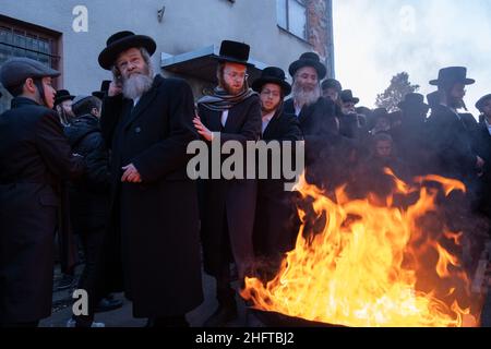 Lelov, Pologne.9th janvier 2022.Les Juifs ultra-orthodoxes (hassides) dansent autour du feu devant la tombe de Tzadik David Biderman.chaque année, les Juifs ultra-orthodoxes viennent à Lelov (Pologne) pour visiter la tombe de tzadik David Biderman pour prier, danser et chanter pendant son anniversaire de mort.C'est la cérémonie traditionnelle des Juifs Hassid.(Credit image: © Wojciech Grabowski/SOPA Images via ZUMA Press Wire) Banque D'Images