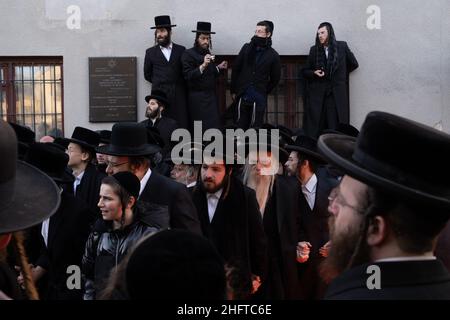 Lelov, Pologne.9th janvier 2022.Les Juifs ultra-orthodoxes (hassides) sont vus debout devant la tombe de Tzadik David Biderman.chaque année, les Juifs ultra-orthodoxes viennent à Lelov (Pologne) pour visiter la tombe de tzadik David Biderman pour prier, danser et chanter pendant son anniversaire de mort.C'est la cérémonie traditionnelle des Juifs Hassid.(Credit image: © Wojciech Grabowski/SOPA Images via ZUMA Press Wire) Banque D'Images