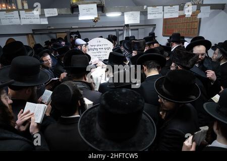 Lelov, Pologne.9th janvier 2022.Les Juifs ultra-orthodoxes (hassides) prient devant la tombe de Tzadik David Biderman.chaque année, les Juifs ultra-orthodoxes viennent à Lelov (Pologne) pour visiter la tombe de tzadik David Biderman pour prier, danser et chanter pendant son anniversaire de mort.C'est la cérémonie traditionnelle des Juifs Hassid.(Credit image: © Wojciech Grabowski/SOPA Images via ZUMA Press Wire) Banque D'Images