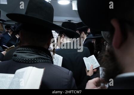 Lelov, Pologne.9th janvier 2022.Les Juifs ultra-orthodoxes (hassides) prient devant la tombe de Tzadik David Biderman.chaque année, les Juifs ultra-orthodoxes viennent à Lelov (Pologne) pour visiter la tombe de tzadik David Biderman pour prier, danser et chanter pendant son anniversaire de mort.C'est la cérémonie traditionnelle des Juifs Hassid.(Credit image: © Wojciech Grabowski/SOPA Images via ZUMA Press Wire) Banque D'Images