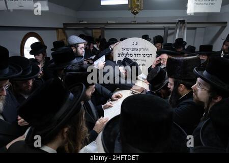 Lelov, Pologne.9th janvier 2022.Les Juifs ultra-orthodoxes (hassides) prient devant la tombe de Tzadik David Biderman.chaque année, les Juifs ultra-orthodoxes viennent à Lelov (Pologne) pour visiter la tombe de tzadik David Biderman pour prier, danser et chanter pendant son anniversaire de mort.C'est la cérémonie traditionnelle des Juifs Hassid.(Credit image: © Wojciech Grabowski/SOPA Images via ZUMA Press Wire) Banque D'Images