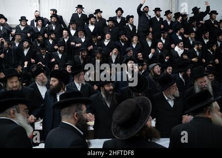 Lelov, Pologne.9th janvier 2022.Les Juifs ultra-orthodoxes (hassides) dansent dans une salle.chaque année, les Juifs ultra-orthodoxes viennent à Lelov (Pologne) pour visiter la tombe de tzadik David Biderman pour prier, danser et chanter pendant son anniversaire de mort.C'est la cérémonie traditionnelle des Juifs Hassid.(Credit image: © Wojciech Grabowski/SOPA Images via ZUMA Press Wire) Banque D'Images