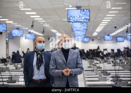 Deux hommes ont vu marcher dans la chambre du bunker.Dirigé par le procureur anti-mafia Nicola Gratteri, le procès maxi Rinascita-Scott commence le 13th 2021 janvier dans la nouvelle salle de bunker à l'intérieur de la zone industrielle (Area ex Sir) de Lamezia terme (Calabre, Italie).Avec 355 accusés accusés accusés accusés d'association mafieuse avec le crime organisé calabrais (&#x2018;ndrangheta), le procès est considéré comme l'un des plus grands après celui contre la mafia sicilienne, il y a trente ans, et cible une famille, avec ses réseaux nationaux et internationaux, en tant que politiciens et travailleurs publics. Banque D'Images