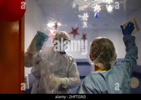 Cecilia Fabiano/Lapresse 14 janvier 2021 Roma (Italie) News: La tente d'étreinte à l'hôpital New Castelli&#x2019;s permet aux patients d'avoir des contacts avec des membres de la famille pendant la période d'hospitalisation de Covid dans le pic : la tente d'étreinte nettoyée par le personnel médical Banque D'Images