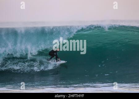 Surfez sur une vague parfaite par beau temps. Banque D'Images