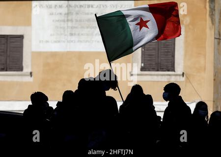 Cecilia Fabiano/Lapresse 18 janvier 2021 Roma (Italie) Actualités: À l'occasion de la réouverture des écoles, de nombreux étudiants ont organisé des manifestations pour souligner l'absence d'interventions organisationnelles et structurelles dans le pic : manifestation d'étudiants au Panthéon Banque D'Images