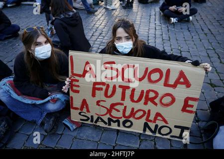 Cecilia Fabiano/Lapresse 18 janvier 2021 Roma (Italie) Actualités: À l'occasion de la réouverture des écoles, de nombreux étudiants ont organisé des manifestations pour souligner l'absence d'interventions organisationnelles et structurelles dans le pic : manifestation d'étudiants au Panthéon Banque D'Images