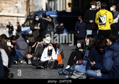 Cecilia Fabiano/Lapresse 18 janvier 2021 Roma (Italie) Actualités: À l'occasion de la réouverture des écoles, de nombreux étudiants ont organisé des manifestations pour souligner l'absence d'interventions organisationnelles et structurelles dans le pic : manifestation d'étudiants au Panthéon Banque D'Images