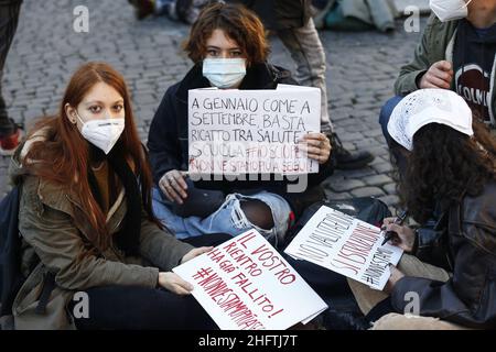 Cecilia Fabiano/Lapresse 18 janvier 2021 Roma (Italie) Actualités: À l'occasion de la réouverture des écoles, de nombreux étudiants ont organisé des manifestations pour souligner l'absence d'interventions organisationnelles et structurelles dans le pic : manifestation d'étudiants au Panthéon Banque D'Images