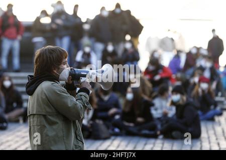 Cecilia Fabiano/Lapresse 18 janvier 2021 Roma (Italie) Actualités: À l'occasion de la réouverture des écoles, de nombreux étudiants ont organisé des manifestations pour souligner l'absence d'interventions organisationnelles et structurelles dans le pic : manifestation d'étudiants au Panthéon Banque D'Images