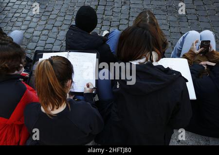 Cecilia Fabiano/Lapresse 18 janvier 2021 Roma (Italie) Actualités: À l'occasion de la réouverture des écoles, de nombreux étudiants ont organisé des manifestations pour souligner l'absence d'interventions organisationnelles et structurelles dans le pic : manifestation d'étudiants au Panthéon Banque D'Images