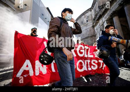 Cecilia Fabiano/Lapresse 18 janvier 2021 Roma (Italie) Actualités: À l'occasion de la réouverture des écoles, de nombreux étudiants ont organisé des manifestations pour souligner l'absence d'interventions organisationnelles et structurelles dans le pic : manifestation d'étudiants au Panthéon Banque D'Images