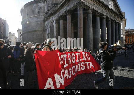 Cecilia Fabiano/Lapresse 18 janvier 2021 Roma (Italie) Actualités: À l'occasion de la réouverture des écoles, de nombreux étudiants ont organisé des manifestations pour souligner l'absence d'interventions organisationnelles et structurelles dans le pic : manifestation d'étudiants au Panthéon Banque D'Images