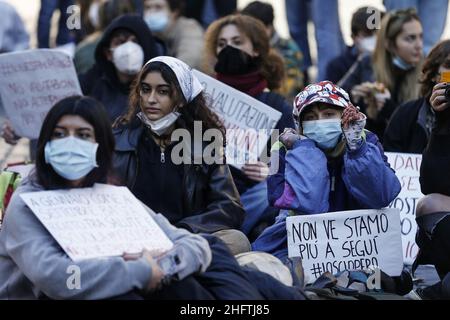 Cecilia Fabiano/Lapresse 18 janvier 2021 Roma (Italie) Actualités: À l'occasion de la réouverture des écoles, de nombreux étudiants ont organisé des manifestations pour souligner l'absence d'interventions organisationnelles et structurelles dans le pic : manifestation d'étudiants au Panthéon Banque D'Images