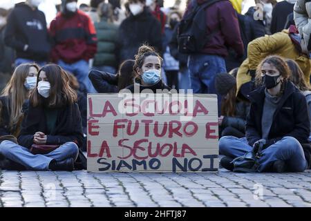 Cecilia Fabiano/Lapresse 18 janvier 2021 Roma (Italie) Actualités: À l'occasion de la réouverture des écoles, de nombreux étudiants ont organisé des manifestations pour souligner l'absence d'interventions organisationnelles et structurelles dans le pic : manifestation d'étudiants au Panthéon Banque D'Images