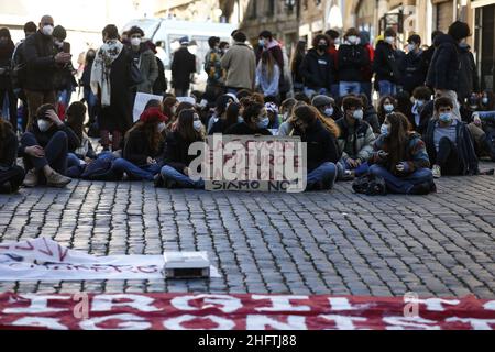 Cecilia Fabiano/Lapresse 18 janvier 2021 Roma (Italie) Actualités: À l'occasion de la réouverture des écoles, de nombreux étudiants ont organisé des manifestations pour souligner l'absence d'interventions organisationnelles et structurelles dans le pic : manifestation d'étudiants au Panthéon Banque D'Images