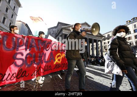 Cecilia Fabiano/Lapresse 18 janvier 2021 Roma (Italie) Actualités: À l'occasion de la réouverture des écoles, de nombreux étudiants ont organisé des manifestations pour souligner l'absence d'interventions organisationnelles et structurelles dans le pic : manifestation d'étudiants au Panthéon Banque D'Images