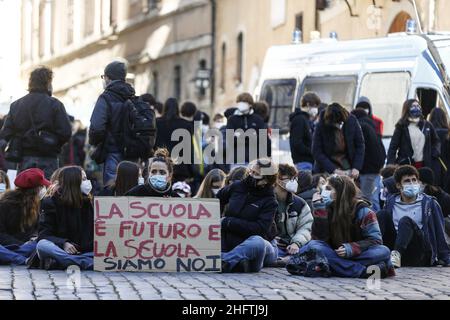 Cecilia Fabiano/Lapresse 18 janvier 2021 Roma (Italie) Actualités: À l'occasion de la réouverture des écoles, de nombreux étudiants ont organisé des manifestations pour souligner l'absence d'interventions organisationnelles et structurelles dans le pic : manifestation d'étudiants au Panthéon Banque D'Images