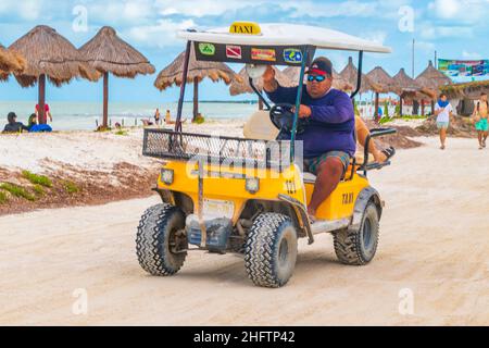 Holbox Mexique 22.Décembre 2021 voiturette de golf voitures de taxi sont en voiture par la plage et le banc de sable sur l'île de Holbox au Mexique. Banque D'Images