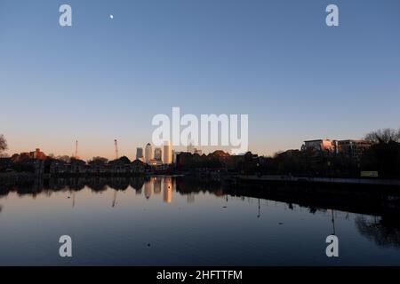 Vue sur la région des Docklands, Canary Wharf et le quartier financier à travers le bassin de Shadwell et via le pont Brunel à Wapping le 13th janvier 2022 à Londres, Royaume-Uni.Canary Wharf est une zone financière qui continue de croître à mesure que se poursuit la construction de nouveaux gratte-ciels.Canary Wharf est la deuxième ville de Londres du secteur financier britannique. Banque D'Images