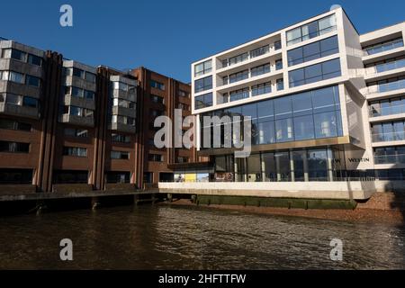 Nouvel hôtel Westin sur la Tamise vers le 14th janvier 2022 à Londres, Royaume-Uni.La Tamise, connue également sous le nom de rivière Isis, est une rivière qui traverse le sud de l'Angleterre, y compris Londres.À 215 miles, c'est la plus longue rivière entièrement en Angleterre et la deuxième plus longue au Royaume-Uni, et c'est l'élément vital de l'économie, des voyages, du tourisme et des transports dans la capitale. Banque D'Images